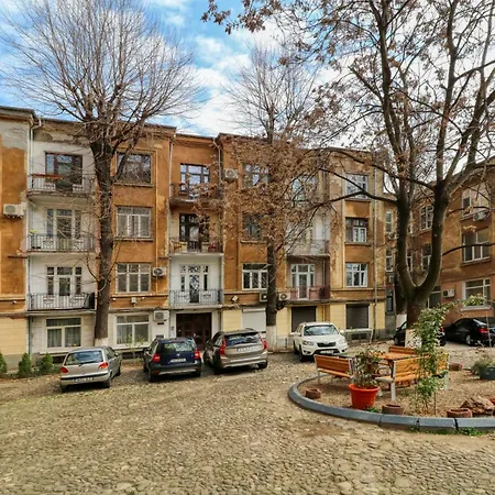 Neo-classic Design Near Downtown Apartment *
