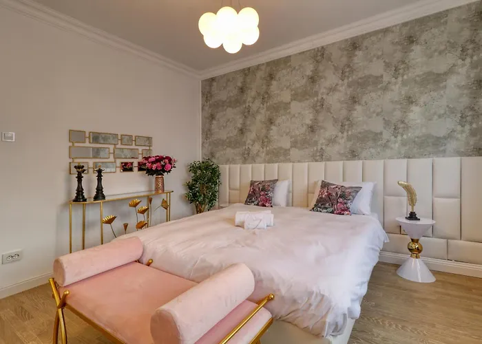 Apartment Neo-classic Design Near Downtown Bukarest