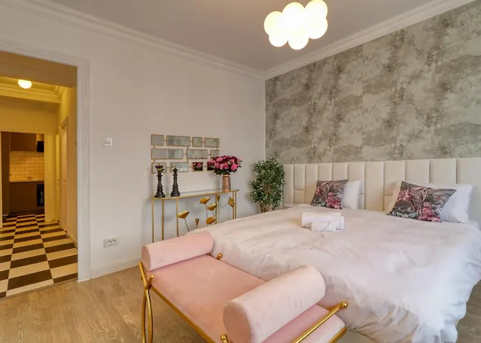 Neo-classic Design Near Downtown Apartment *