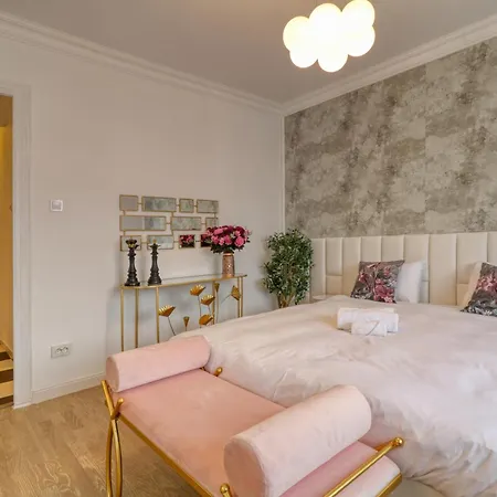 Neo-classic Design Near Downtown Apartment *