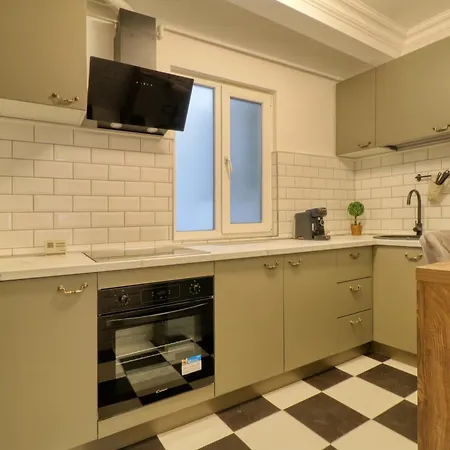 Neo-classic Design Near Downtown Apartment