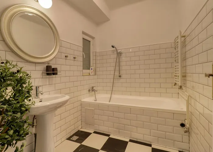 Neo-classic Design Near Downtown Apartament *