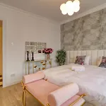 Neo-classic Design Near Downtown Apartment *