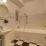 Neo-classic Design Near Downtown Apartment *