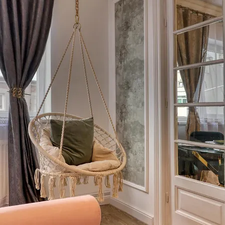 Neo-classic Design Near Downtown Apartment