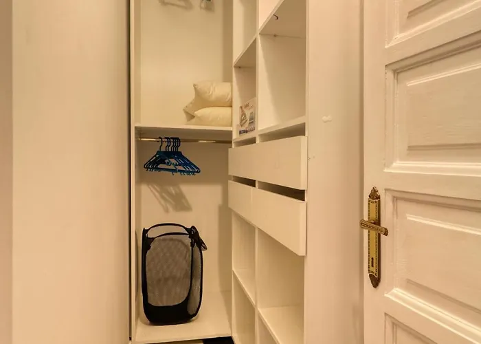 Neo-classic Design Near Downtown Бухарест