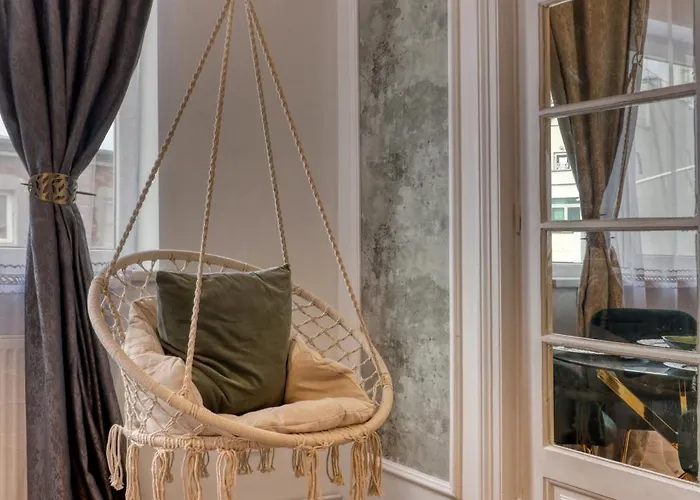 Neo-classic Design Near Downtown Апартаменти