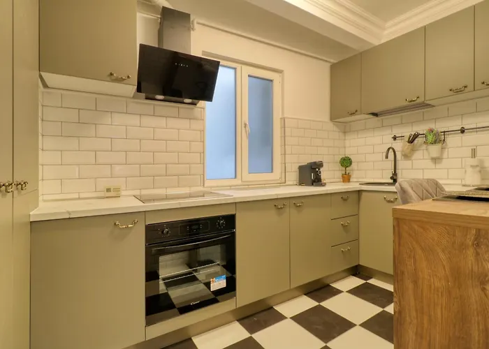 Neo-classic Design Near Downtown Апартаменти